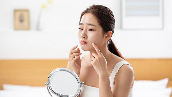 대부분의 여드름 연고는 하루 1~2회, 특히 저녁에 얇게 도포하는 것이 원칙이다|출처: 클립아트코리아