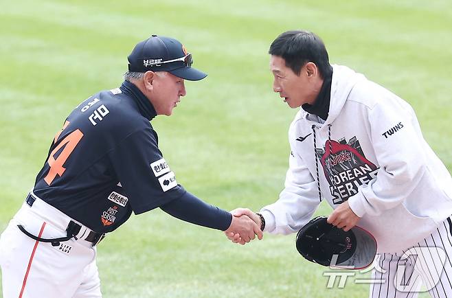 26일 서울 잠실야구장에서 열린 프로야구 2025 신한 SOL뱅크 KBO 포스트시즌 한국시리즈 1차전 한화 이글스와 LG 트윈스의 경기, 한화 김경문 감독과 LG 염경엽 감독이 악수를 하고 있다. 2025.10.26/뉴스1 ⓒ News1 김성진 기자