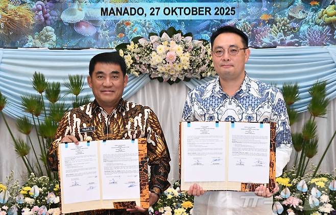 이경민 이스타항공 커머셜본부장(오른쪽)과 율리우스 셀바누스(Yulius Selvanus) 인도네시아 북술라웨시주지사가 27일(현지시간) 인도네시아 북술라웨시주 마나도 주지사 공관에서 열린 '마나도 관광 활성화'를 위한 협력 의향서(LOI:Letter of Intent) 체결식에서 기념 촬영을 하고 있다. 이스타항공과 북술라웨시주는 한국과 마나도의 항공 직항편 연결을 강화하고 지속가능한 관광 개발과 지역경제 활성화를 위한 협력적 체계를 구축하는 데 상호 협력하기로 약속했다. 2025.10.28/뉴스1 ⓒ News1 안은나 기자