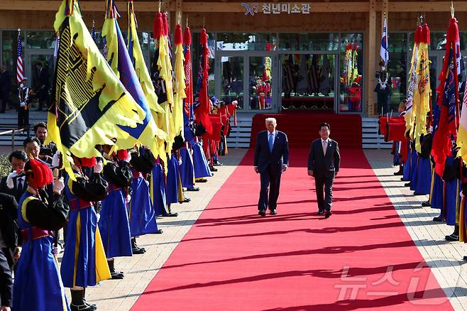 이재명 대통령과 도널드 트럼프 미국 대통령이 29일 경주 국립박물관에서 회담에 앞서 열린 환영 행사에 참석했다. 2025.10.29 ⓒ 로이터=뉴스1 ⓒ News1 최종일 선임기자