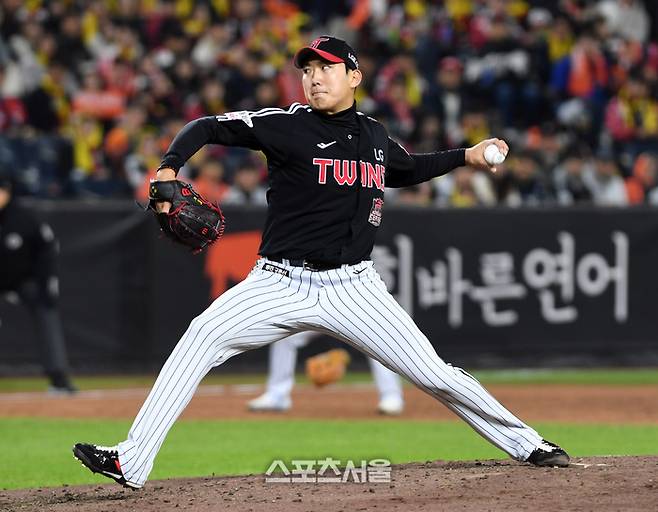 LG 손주영이 29일 대전 한화생명볼파크에서 열린 2025 KBO리그 한화와 한국시리즈 3차전에 선발 등판해 힘차게 공을 던지고 있다. 대전 | 박진업 기자 upandup@sportsseoul.com