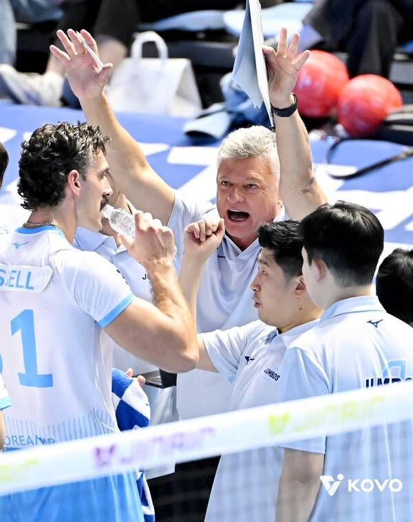 23일 한국전력과의 2025-2026 V-리그 1라운드 경기에서 대한항공 러셀이 테이프를 덧댄 유니폼을 착용하고 있다. /사진=한국배구연맹