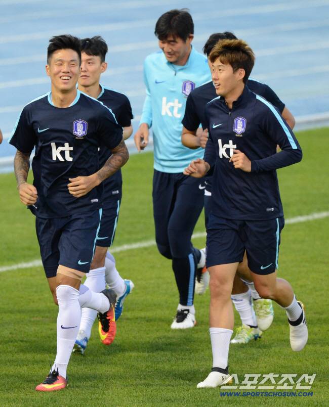 슈틸리케 감독이 이끄는 A대표팀 선수들이 3일 수원종합운동장에서 카타르와 이란으로 이어지는 2018년 러시아월드컵 최종예선 3, 4차전을 향한 첫 훈련을 펼쳤다. 런닝으로 회복훈련을 하는 선수들의 모습.
수원=허상욱 기자 wook@sportschosun.com/2016.10.03/