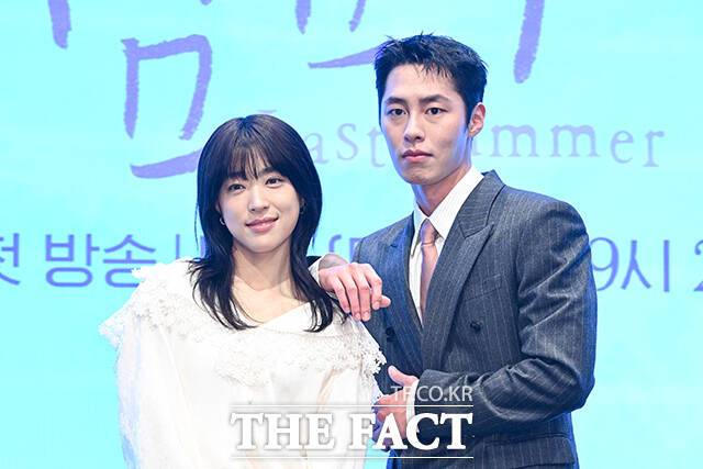 배우 최성은(왼쪽)과 이재욱이 29일 오후 서울 구로구 신도림 더세인트 그랜드 볼룸에서 열린 KBS2 새 토일 미니시리즈 '마지막 썸머' 제작발표회에 참석해 함께 호흡을 맞춘 소감을 이야기했다. /서예원 기자