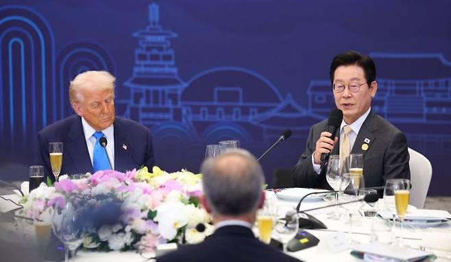 이재명 대통령이 29일 경북 경주 힐튼호텔 그랜드볼룸에서 열린 이 대통령 주최 정상 특별만찬에서 환영사를 하고 있다. 왼쪽은 도널드 트럼프 미국 대통령. 연합뉴스