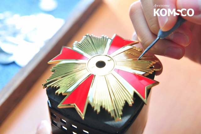 무궁화대훈장이 만들어지는 모습. 한국조폐공사 SNS 갈무리