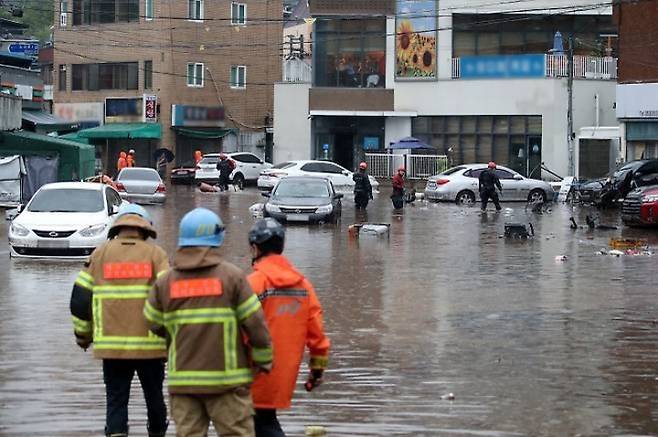 17일 오후 대구 북구 노곡동 마을이 집중호우에 침수돼 119구조대가 수색하고 있다.(ⓒ뉴스1, 무단 전재-재배포 금지)