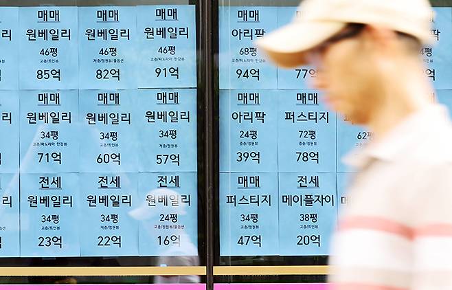 서울 시내의 한 공인중개사무소에 매물 안내문이 붙여져 있다. 2025.7.1 (ⓒ뉴스1, 무단 전재-재배포 금지)