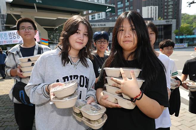자이언 국제 상호문화 대안학교 학생들이 10월1일 경기도 안산시 단원구 선부동에서 이웃에게 나눠줄 러시아식 만두를 들어 보이고 있다. 류우종 선임기자 wjryu@hani.co.kr