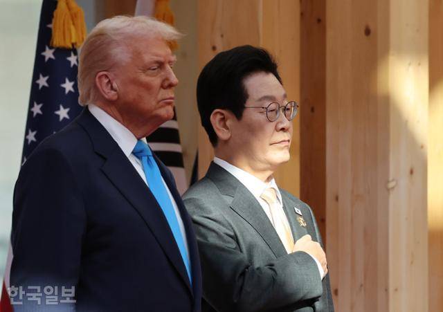 이재명 대통령과 도널드 트럼프 미국 대통령이 29일 경북 경주 인왕동 경주박물관에서 열린 공식환영식에서 국민의례를 하고 있다. 경주=왕태석 선임기자