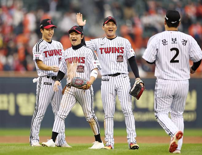 <yonhap photo-5998="">왼쪽부터 LG 구본혁, 신민재, 오지환, 문보경이 2025 KBO리그 한국시리즈 1차전 승리 후 기뻐하고 있다. 사진=연합뉴스 </yonhap>