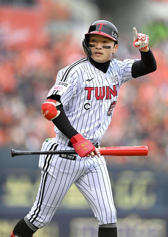 박해민이 26일 잠실구장에서 열린 한화와의 한국시리즈 1차전 5회 말 3-0으로 달아나는 솔로 홈런을 확인한 뒤 기뻐하고 있다. 사진=LG 제공