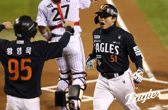 지난 27일 서울 잠실구장에서 열린 2025 KBO리그 한국시리즈 2차전 1회 초 타석에서 임찬규를 상대로 투런홈런을 친 뒤 동료 황영묵과 기쁨을 나누고 있는 문현빈. 사진=한화 이글스