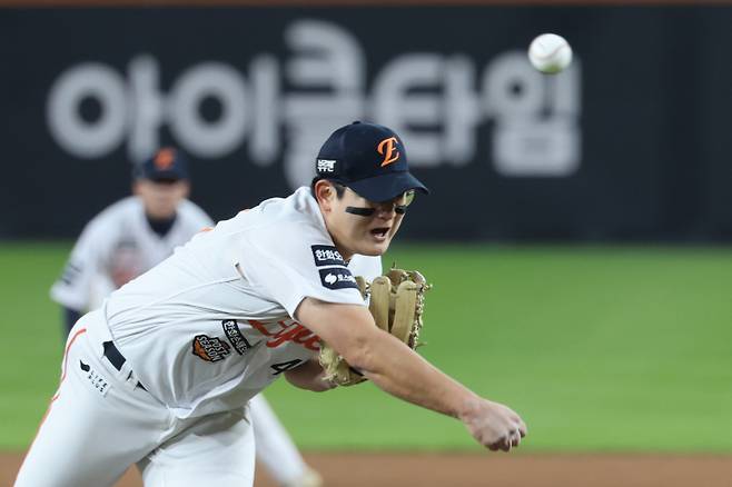 <yonhap photo-7721=""> 역투하는 김서현 (대전=연합뉴스) 서대연 기자 = 29일 대전한화생명볼파크에서 열린 2025 프로야구 KBO리그 포스트시즌 한국시리즈 3차전 LG 트윈스와 한화 이글스의 경기. 8회초 한화 김서현이 역투하고 있다. 2025.10.29 dwise@yna.co.kr/2025-10-29 21:11:14/ <저작권자 ⓒ 1980-2025 ㈜연합뉴스. 무단 전재 재배포 금지, AI 학습 및 활용 금지></yonhap>