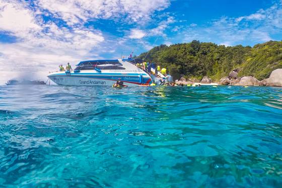 시밀란 군도는 ‘아홉’을 뜻하는 말로, 푸켓 북부 해안선에서 약 70 km 떨어진 해역에 자리 잡고 있다.