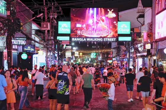 빠통을 찾는 많은 이는 방라 워킹스트리트에서 밤새도록 유흥을 즐긴다.