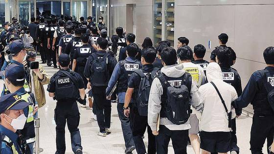 캄보디아 당국의 범죄단지 단속으로 적발돼 구금됐던 한국인들이 지난 18일 오전 인천국제공항 2터미널을 통해 송환되고 있는 모습. 뉴스1