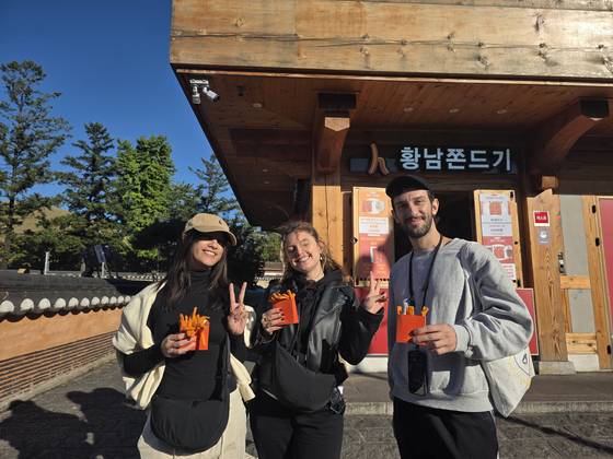 29일 오전 경북 경주 황리단길에서 이탈리아 관광객들이 황남쫀드기를 들고 있다. 경주=백경서 기자