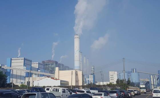충남 보령시 주교면 보령화력발전소 굴뚝에서 뿌연 연기가 쉴 새 없이 뿜어져 나오고있다. 신진호 기자