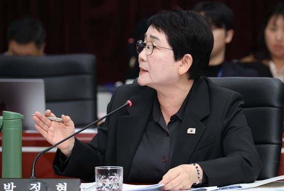 지난 27일 충남도청에서 열린 국회 행정안전위원회의 충남도 국정감사에서 더불어민주당 박정현 의원이 질의하고 있다. 연합뉴스