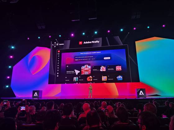 28일(현지시간) 미국 캘리포니아주 로스엔젤레스에서 열린 어도비의 연례 컨퍼런스 '맥스'(MAX)에서 샨타누 나라옌 어도비 최고경영자(CEO)가 파이어플라이의 새로운 기능을 소개하고 있다. 오현우 기자