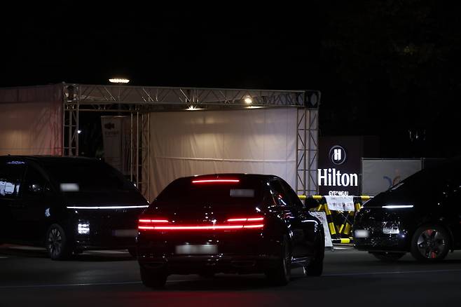 도널드 트럼프 미국 대통령 방한을 하루 앞둔 28일 아시아태평양경제협력체(APEC) 정상회의장 인근인 경북 경주 힐튼호텔에 차들이 드나들고 있다. 이곳에서는 트럼프 대통령이 방한해 숙박할 것으로 알려졌다. /사진=연합뉴스