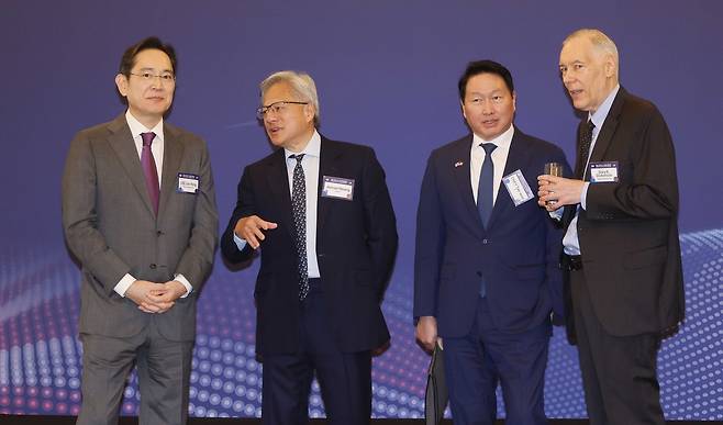 이재용 삼성전자 회장, 최태원 SK그룹 회장, 젠슨황 엔비디아 CEO, 개리 디커슨 어플라이드 머티어리얼즈의 CEO가 지난 8월 25일(현지시간) 미국 워싱턴DC 윌라드 호텔에서 열린 한미 비즈니스 라운드 테이블에서 대화를 하고 있다. 김창길 기자