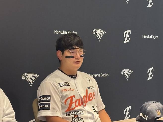 김서현(한화 이글스)이 29일 대전 한화생명볼파크에서 열린 2025 KBO리그 한국시리즈 3차전을 마친 뒤 인터뷰하고 있다. 대전=최원준 기자