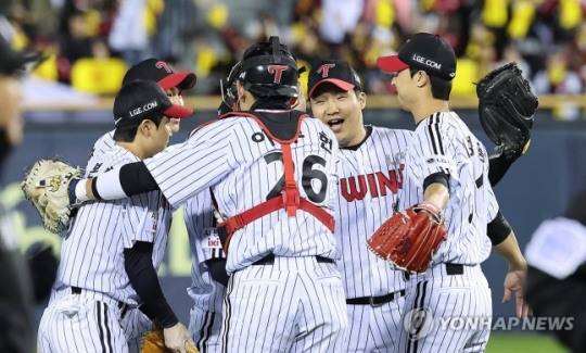 승리한 LG 선수들이 기뻐하고 있다. / 사진=연합뉴스