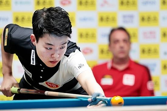 18세 신성 김영원이 산체스에 극적인 역전승을 거두며 휴온스배PBA챔피언십에서 우승했다. 개인통산 두 번째 정상이다. (사진=PBA)