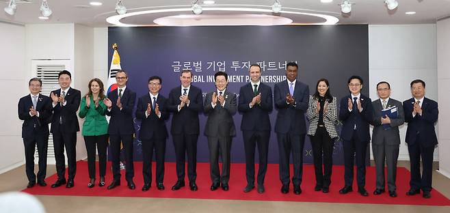 이재명 대통령이 29일 경북 경주예술의전당에서 열린 글로벌 기업투자 파트너십에서 참석자들과 함께 기념촬영을 하고 있다. 김용범 대통령실 정책실장, 강훈식 대통령 비서실장, 카레나 칸실레리 유미코아 본사 배터리사업부 대표, 니콜라 푸아리앙 에어리퀴드코리아 대표, 이진안 앰코테크놀로지코리아 대표, 맷 가먼 아마존웹서비스(AWS) CEO, 이재명 대통령, 반 홀 코닝 한국 총괄사장, 뷔 트란 지멘스 헬시니어스 아태지역 CEO, 김정관 산업통상부 장관, 위성락 국가안보실장, 강경성 코트라 사장. 2025.10.29. 대통령실사진기자단 김호영기자