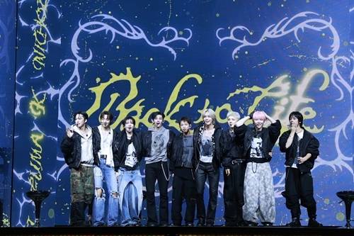 &TEAM(앤팀)의 한국 데뷔앨범이 발매 첫날에만 100만 장 넘게 팔려 밀리언셀러 반열에 올랐다.