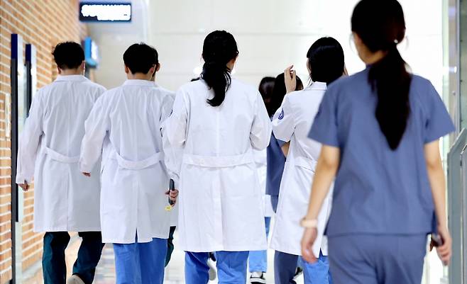 대구 시내의 한 대학병원에서 의료진들이 이동하고 있다./사진= 뉴시스 /사진=이무열