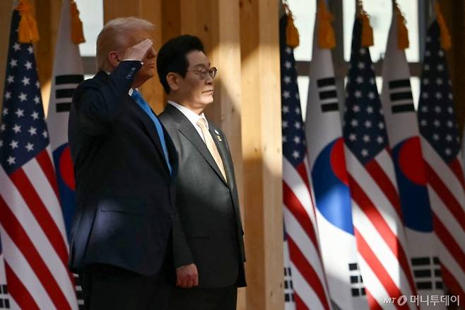 (경주 AFP=뉴스1) 최종일 선임기자 = 이재명 대통령과 도널드 트럼프 미국 대통령이 29일 경주 국립박물관에서 회담에 앞서 열린 환영 행사에 참석했다. 2025.10.29 ⓒ AFP=뉴스1 Copyright (C) 뉴스1. All rights reserved. 무단 전재 및 재배포, AI학습 이용 금지. /사진=(경주 AFP=뉴스1) 최종일 선임기자