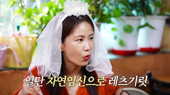 개그맨 김지민이 28일 유튜브 채널 '황보라 보라이어티'에 출연해 자녀 계획을 밝혔다. 해당 장면은 김지민이 정이랑의 시험관 조언에 자연임신을 시도해보겠다고 의지를 드러내는 모습. /사진=유튜브 채널 '황보라 보라이어티' 캡처