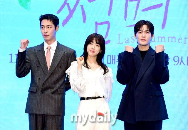 2025년 10월 29일 오후 서울 신도림 더세인트에서 KBS2 새 토일 미니시리즈 ‘마지막 썸머’(연출 민연홍, 극본 전유리) 제작발표회가 열렸다.배우 이재욱, 최성은, 김건우(왼쪽부터)가 인사하고 있다.