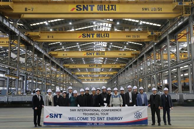 글로벌 소형모듈원자로(SMR) 관계자들이 29일 SNT에너지 경남 창원 본사를 방문한 뒤 기념사진을 찍고 있다. 2025.10.29. SNT에너지 제공