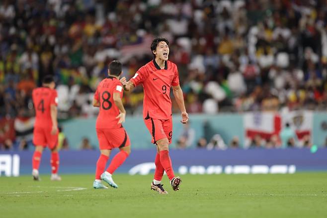 축구대표팀 조규성이 2022년 11월 28일 도하의 에듀케이션시티 스타디움에서 열린 가나와 2022카타르월드컵 조별리그 2차전에서 득점한 뒤 주먹을 불끈 쥐어보이며 환호하고 있다. 사진제공|대한축구협회