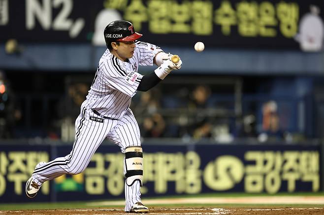 LG 박동원이 지난 27일 서울 잠실야구장에서 열린 2025 프로야구 한국시리즈 한화와의 2차전 7회 말 무사 2루에서 번트를 대고 있다. 연합뉴스