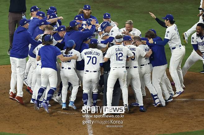 ▲ 끝내기 승리 후 환호하는 LA 다저스 선수들