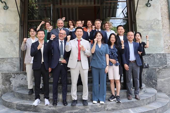 코리아하우스 협약식 사진(주요인사, 1열) 좌부터 김택수 국가대표선수촌장, 다비데 우자이 이탈리아환경기금 대표, 유승민 대한체육회장, 이수경 대한빙상경기연맹 회장, 김나미 대한체육회 사무총장 등 ⓒ대한체육회