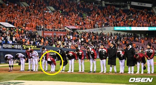 LG 임찬규(노란색 원)이 29일 서울 잠실야구장에서 열린 2025 KBO 포스트시즌 한국시리즈 2차전 승리 후 팬들에게 120도 인사를 하고 있다.