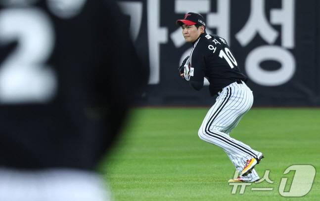 LG 유격수 오지환이 2회말 1사 1,2루에서 이도윤의 뜬공 타구를 고의낙구한 뒤 2루에 공을 던지고 있다. /사진=뉴스1