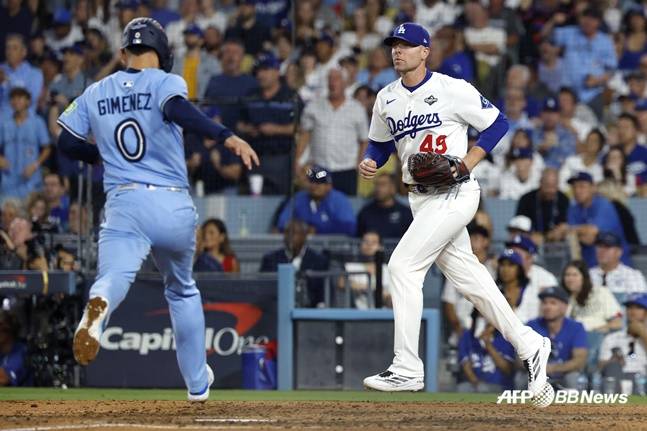 블레이크 트레이넨(오른쪽)이 29일(한국시간) 열린 2025 MLB 월드시리즈 4차전에서 7회초 보 비솃의 적시타 때 홈 커버를 들어가고 있다. /AFPBBNews=뉴스1