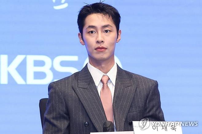 질문 듣는 이재욱 (서울=연합뉴스) 강민지 기자 = 배우 이재욱이 29일 서울 구로구 더세인트에서 열린 KBS 토일 미니시리즈 '마지막 썸머' 제작발표회에서 질문을 듣고 있다. 2025.10.29 mjkang@yna.co.kr