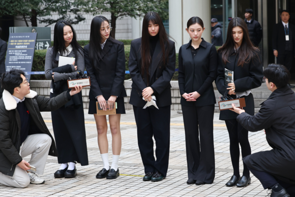 뉴진스(NJZ) 멤버들, 어도어 활동금지 가처분에 직접 법정출석. 연합뉴스