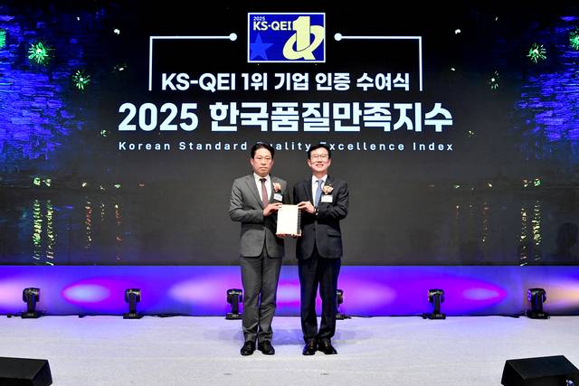 '2025 한국품질만족지수' 농기계 부문 1위 기업으로 선정된 대동이 인증 수여식에서 기념사진을 찍고 있다. 대동 제공