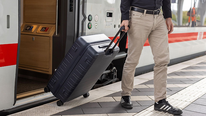 독일철도청(DB)이 최근 공개한 저상형 고속열차 ICE L. 전 좌석에서 단차와 계단 없는 탑승이 가능한 완전 저상형 구조를 구현했다. <DB 제공>