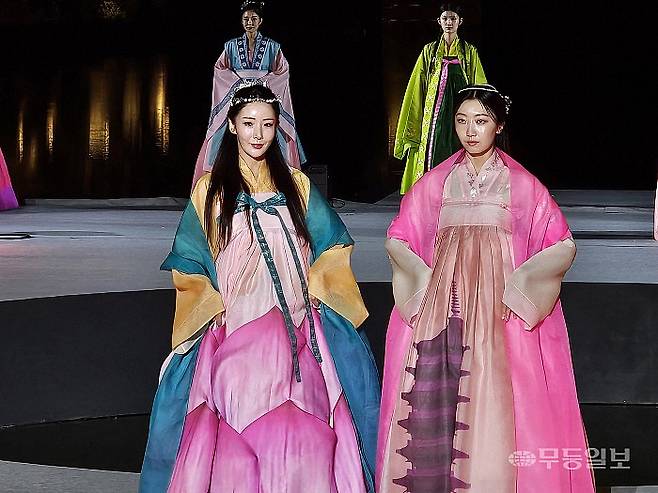 지난 29일 저녁 경주 보문호 위에 설치된 월정교 야외 특설무대에서 2025 APEC 정상회의 기념 한복패션쇼 '한복, 내일을 날다'가 열렸다.최류빈기자 rubi@mdilbo.com