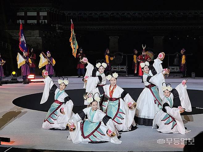 패션쇼가 시작하기 전 공연팀 경주시립 신라고취대가 고취 행렬 및 집단 퍼포먼스를 펼치는 장면.이들은 신라음악의 고증과 재현을 바탕으로 이날 폭넓은 레퍼토리와 풍부한 연출력을 자랑했다 .최류빈기자 rubi@mdilbo.com